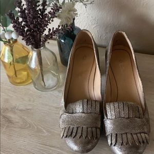 CL gold loafer pumps